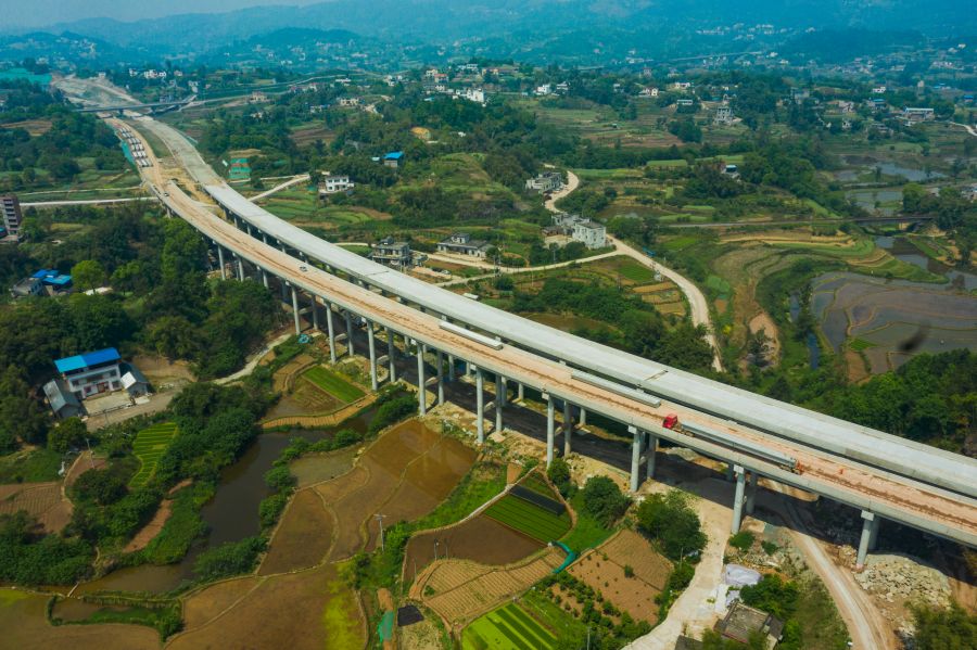 瀘永高速公路隆敘鐵路跨線橋設(shè)計(jì)橋長(zhǎng) 482.25m，孔數(shù)及孔徑 (孔-m)：19×25；該橋上部結(jié)構(gòu)采用預(yù)應(yīng)力砼(后張) 小箱梁；下部結(jié)構(gòu)橋臺(tái)采用 U 臺(tái)，橋墩采用柱式墩，橋墩采用樁基礎(chǔ)，橋臺(tái)采用擴(kuò)大基礎(chǔ)。項(xiàng)目的建成為瀘州構(gòu)建區(qū)域性綜合交通樞紐，打造旅游集散中心提供有力支撐，為帶動(dòng)成渝經(jīng)濟(jì)區(qū)“雙核五帶”布局，促進(jìn)成渝地區(qū)區(qū)域合作發(fā)展具有重要意義。.jpg