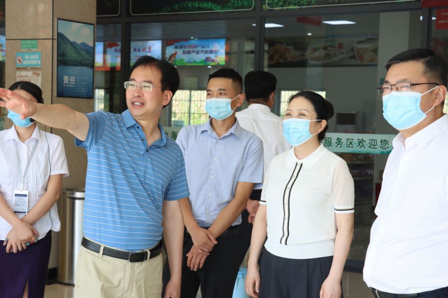 7月12日-13日，四川省紀委監委駐蜀道集團紀檢監察組組長、蜀道集團黨委委員、紀委書記張毅率隊赴宜瀘宜敘公司開展半年度安全環保綜合督查暨防汛減災專項督查和“夏送清涼”慰問活動 (4).jpg